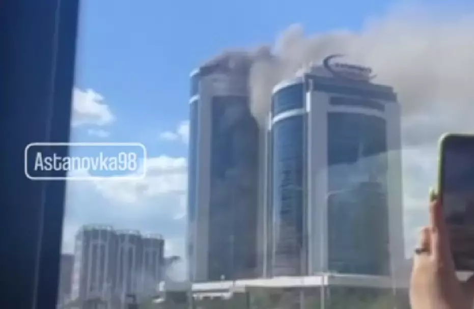 Пожар в здании рядом с «Хан Шатыром» тушат в Астане