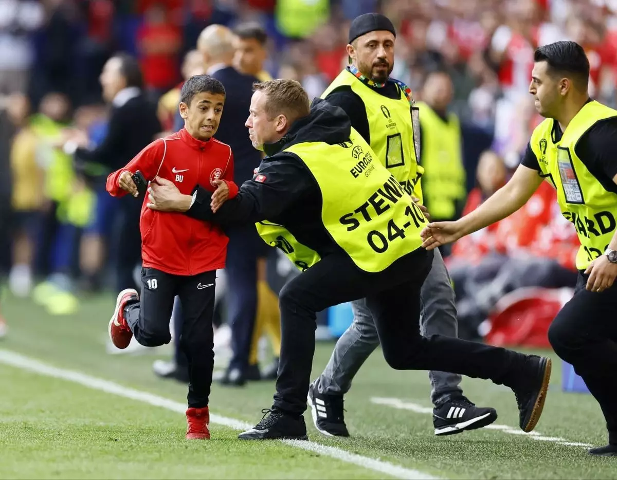 Юный болельщик выбежал на поле во время матча Евро-2024 и сделал фото с Роналду