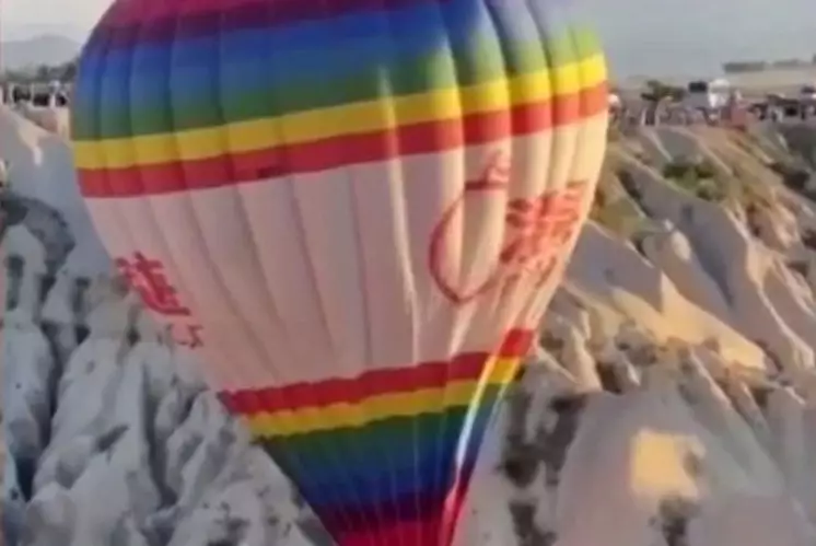 Воздушный шар с туристами застрял между скалами в Каппадокии