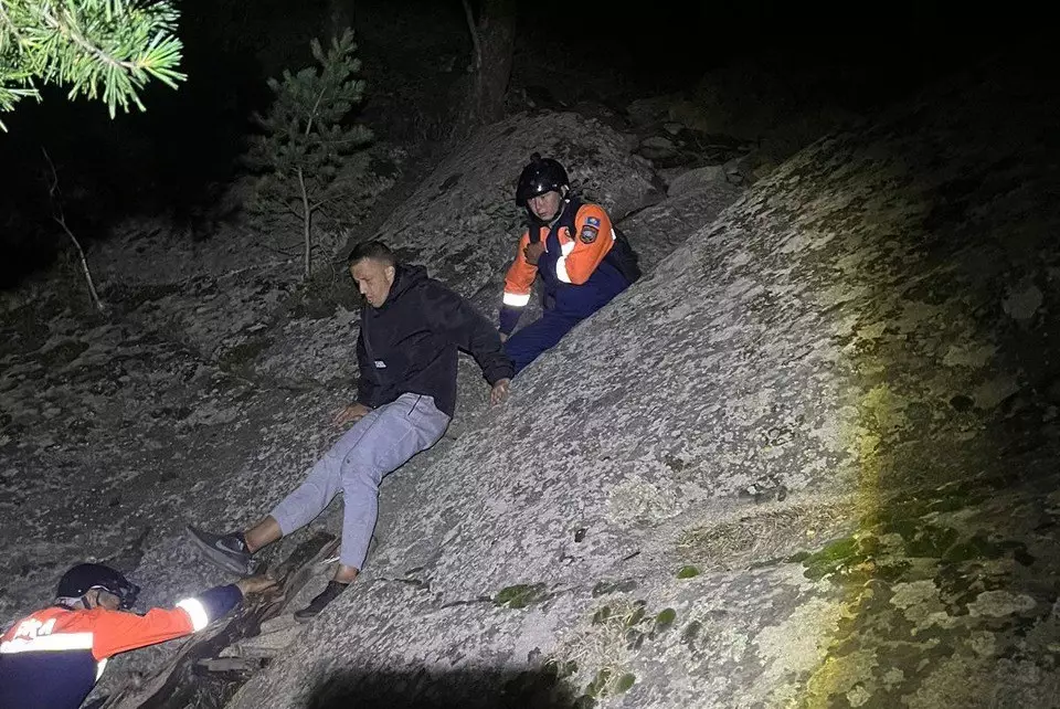 В Боровом спасатели помогли пострадавшему в горах мужчине