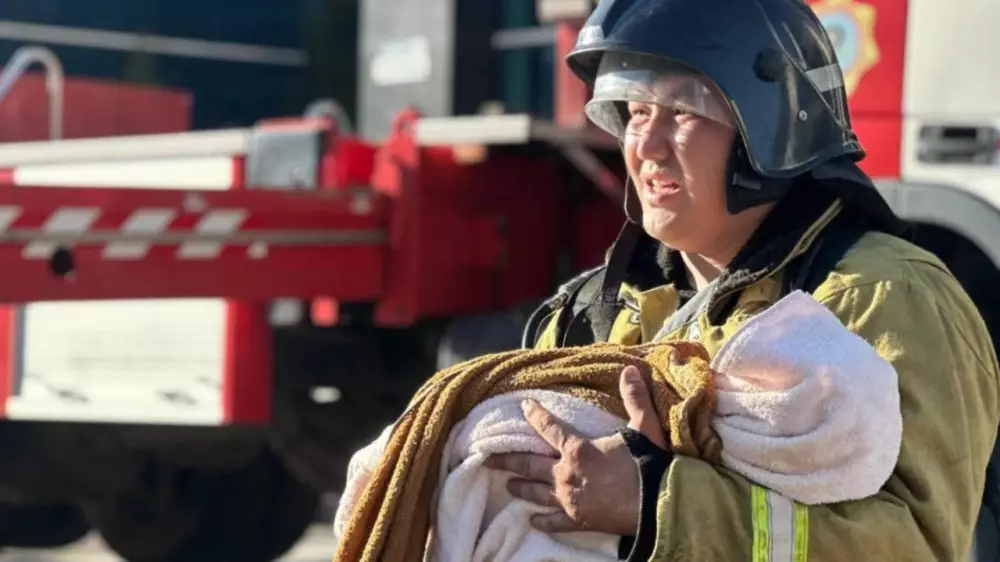 Кадры спасения 3-месячного ребенка из горящего ЖК в Астане попали в сеть