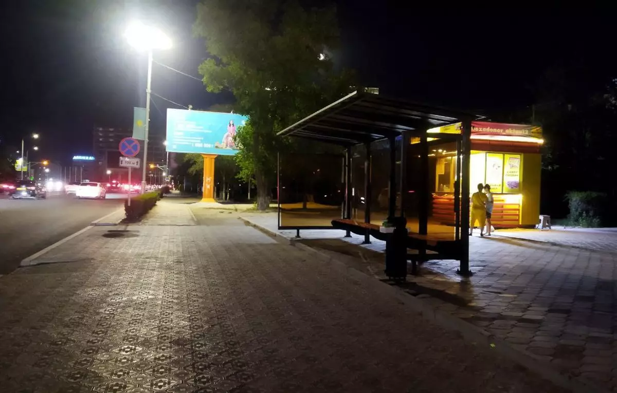Жители Актау пожаловались на долгое ожидание ночных автобусов