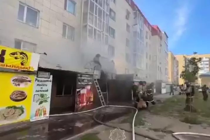 Кислородный баллон вынесли из горящего здания кафе в Астане