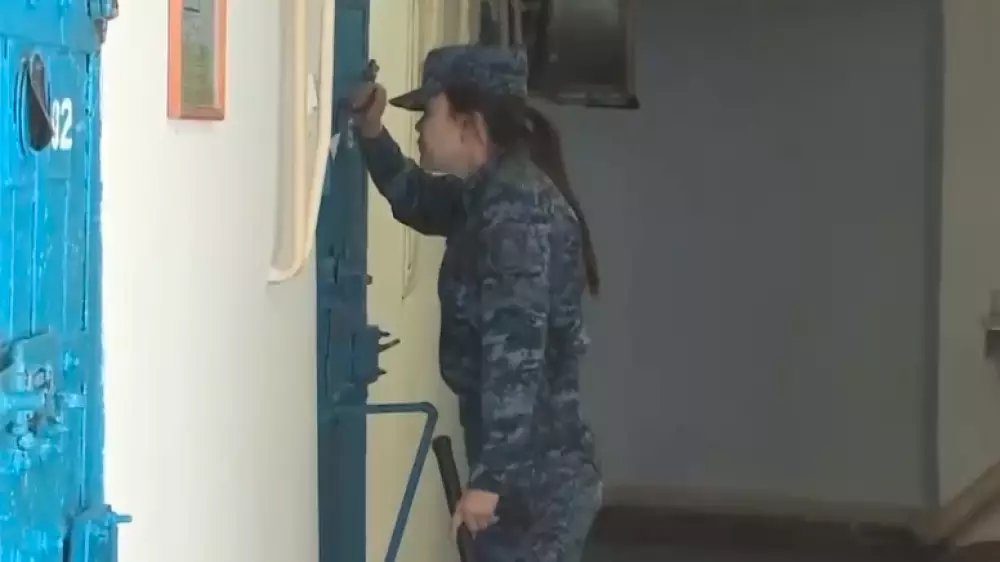 Коллеги устроили сюрприз сотруднице следственного изолятора в Усть-Каменогорске
