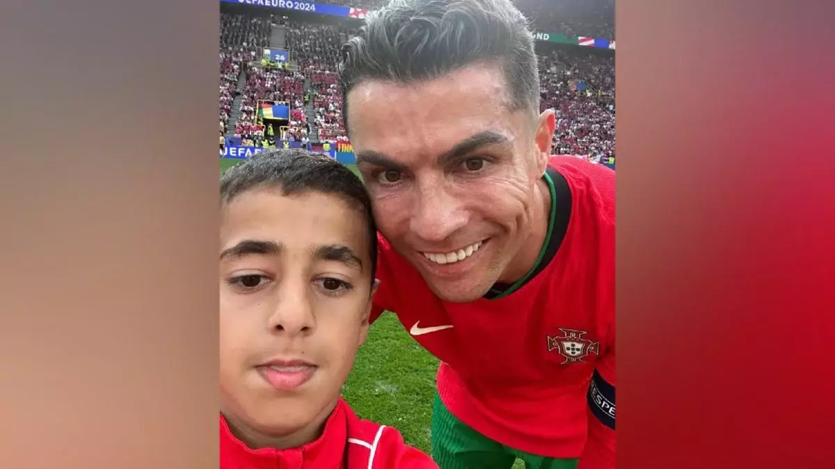 «Я просто осуществил свою мечту»: Мальчик ради фото с Роналду выбежал на поле во время игры
