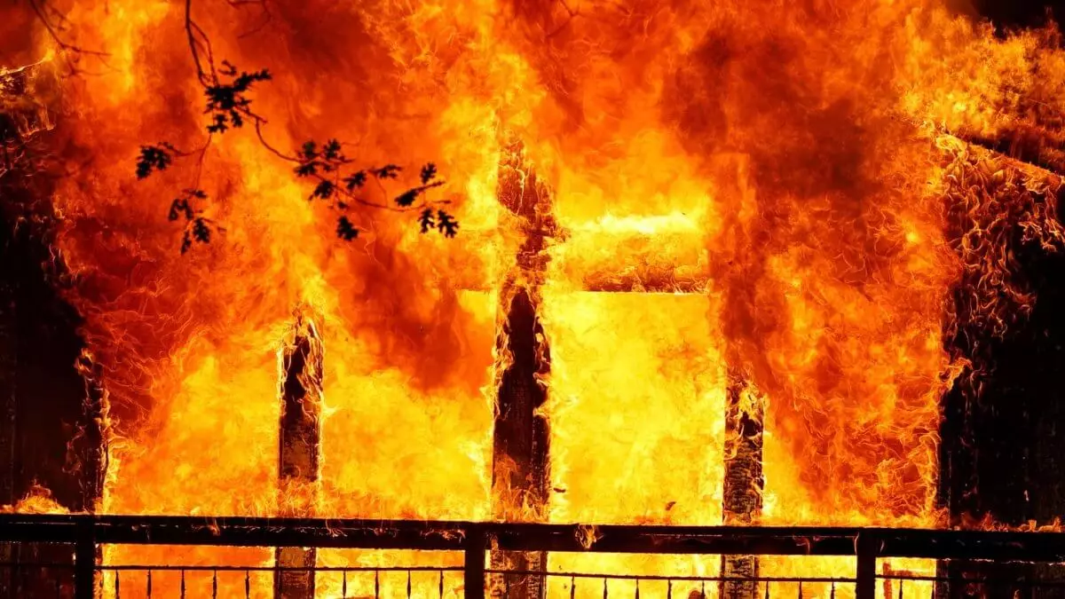 В Астане произошел пожар на 25 этаже одного из популярных ЖК