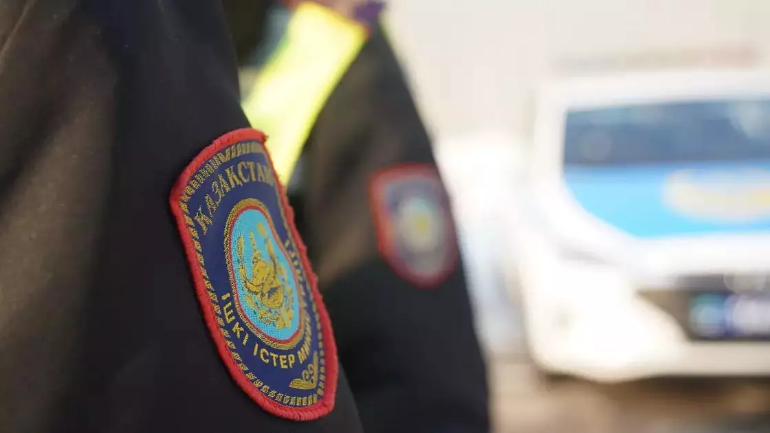 Казахстанец выложил в TikTok видео с капитаном полиции и попал под статью