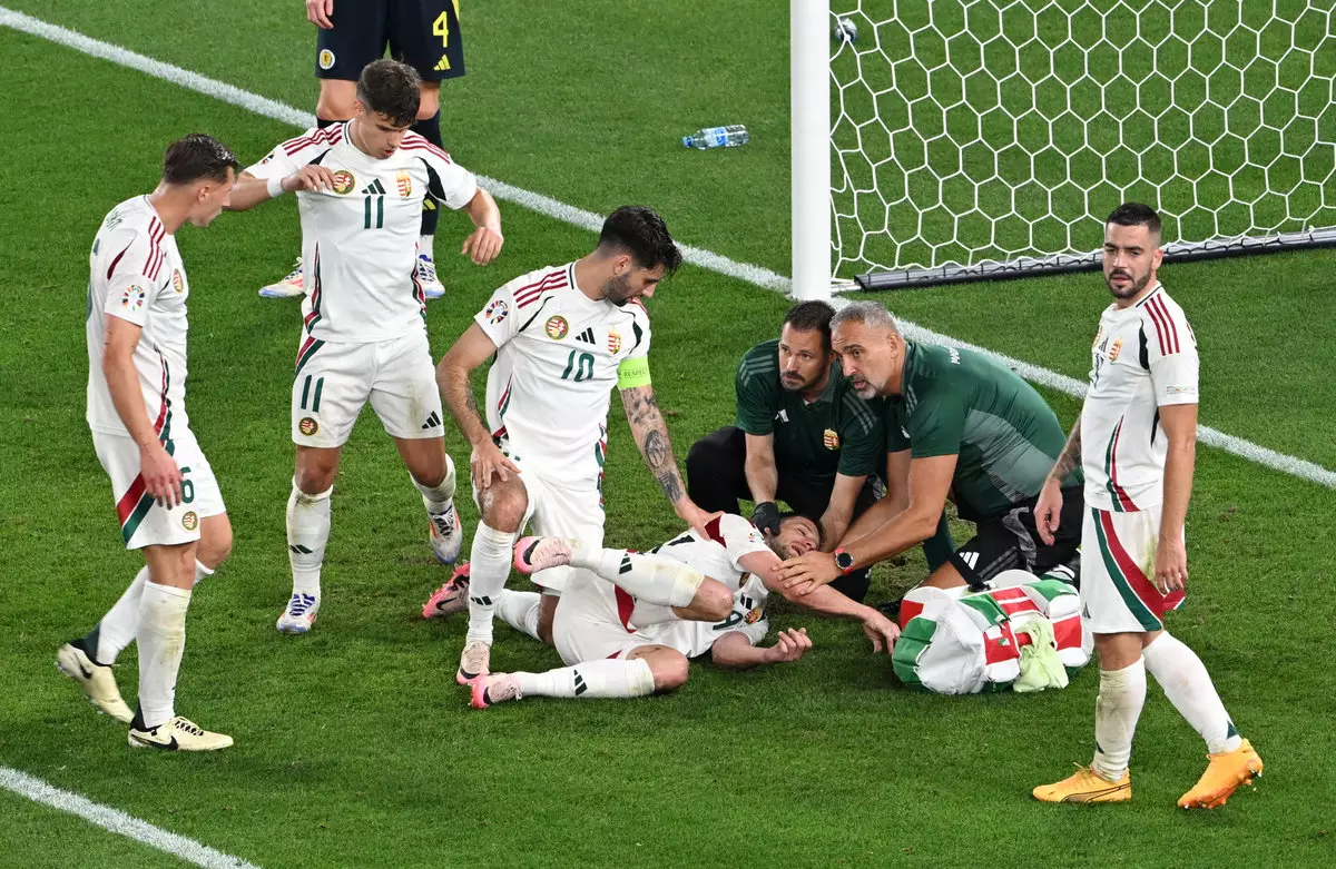 Форвард сборной Венгрии Варга потерял сознание после столкновения с вратарем Шотландии