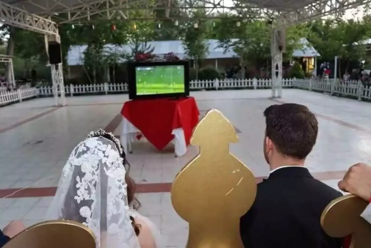 Молодожены в Турции остановили свадьбу ради футбольного матча