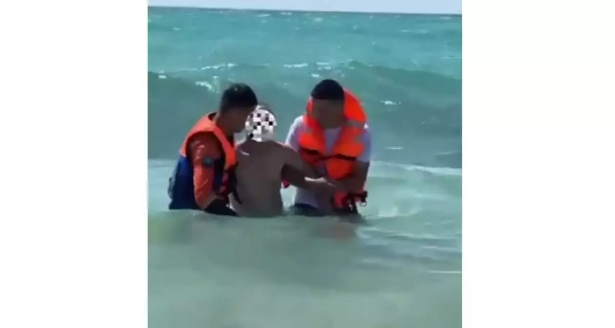 Тонущего мужчину спасли в Каспийском море