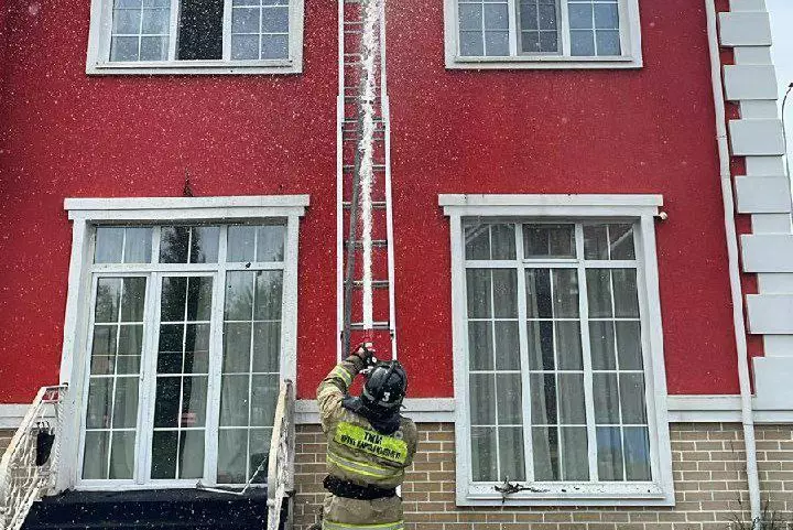 Пять газовых баллонов вынесли спасатели из горящей двухэтажки в Астане