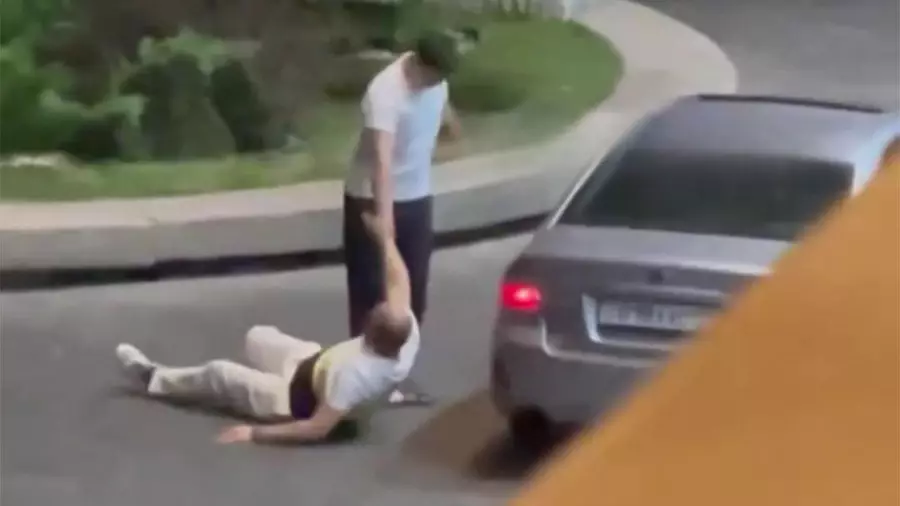 Полиция Алматыдағы "Қазақстан" қонақүйінің маңында болған жайтты тексеріп жатыр