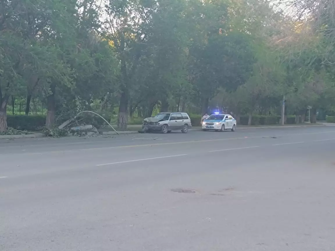 Пьяный водитель снес столб в Усть-Каменогорске