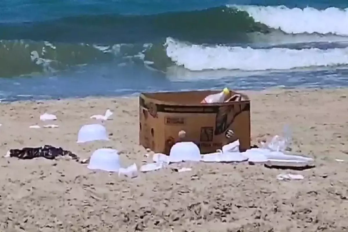 «Лень собрать после себя»: Отдыхающие завалили мусором бесплатный пляж в Актау