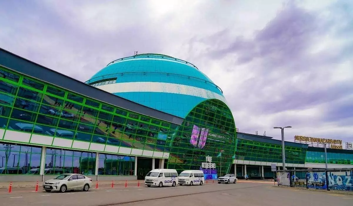 «Какой позор»: пассажиры стали массово жаловаться на духоту в аэропорту Астаны