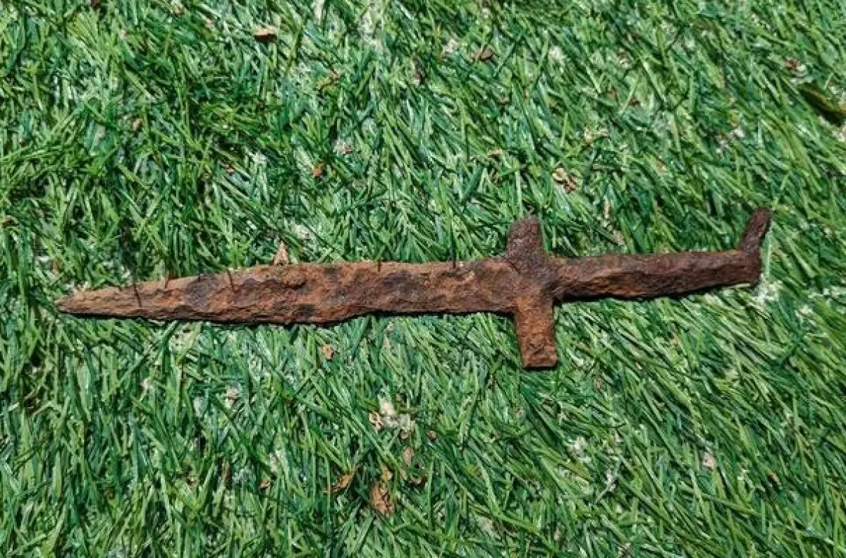 Железный кинжал позднего сакского периода нашли в парке в Карагандинской области