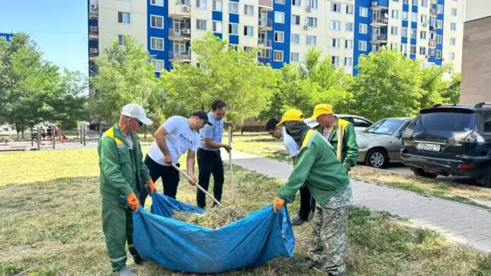 Уборка с размахом: 400 жителей Нурсата привели в порядок микрорайон