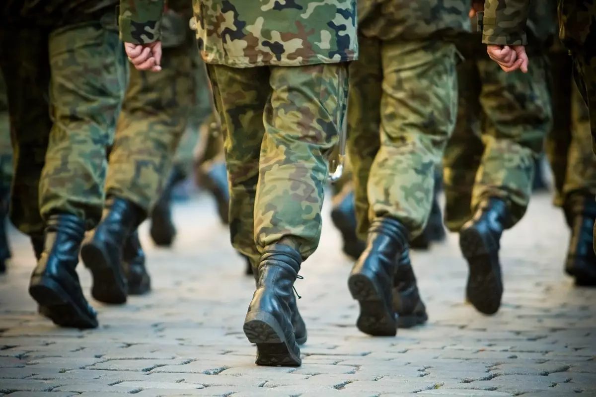 Казахстанских солдат-срочников могут освободить от уплаты кредитов