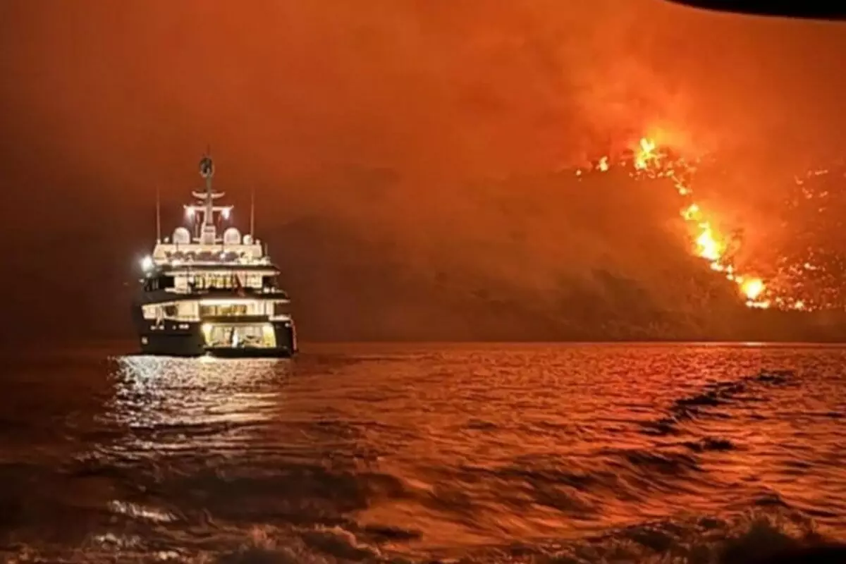 Пожар на острове в Греции: кто был на борту суперяхты?