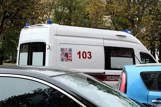 BMW с людьми вылетела с парковки третьего этажа в российском городе