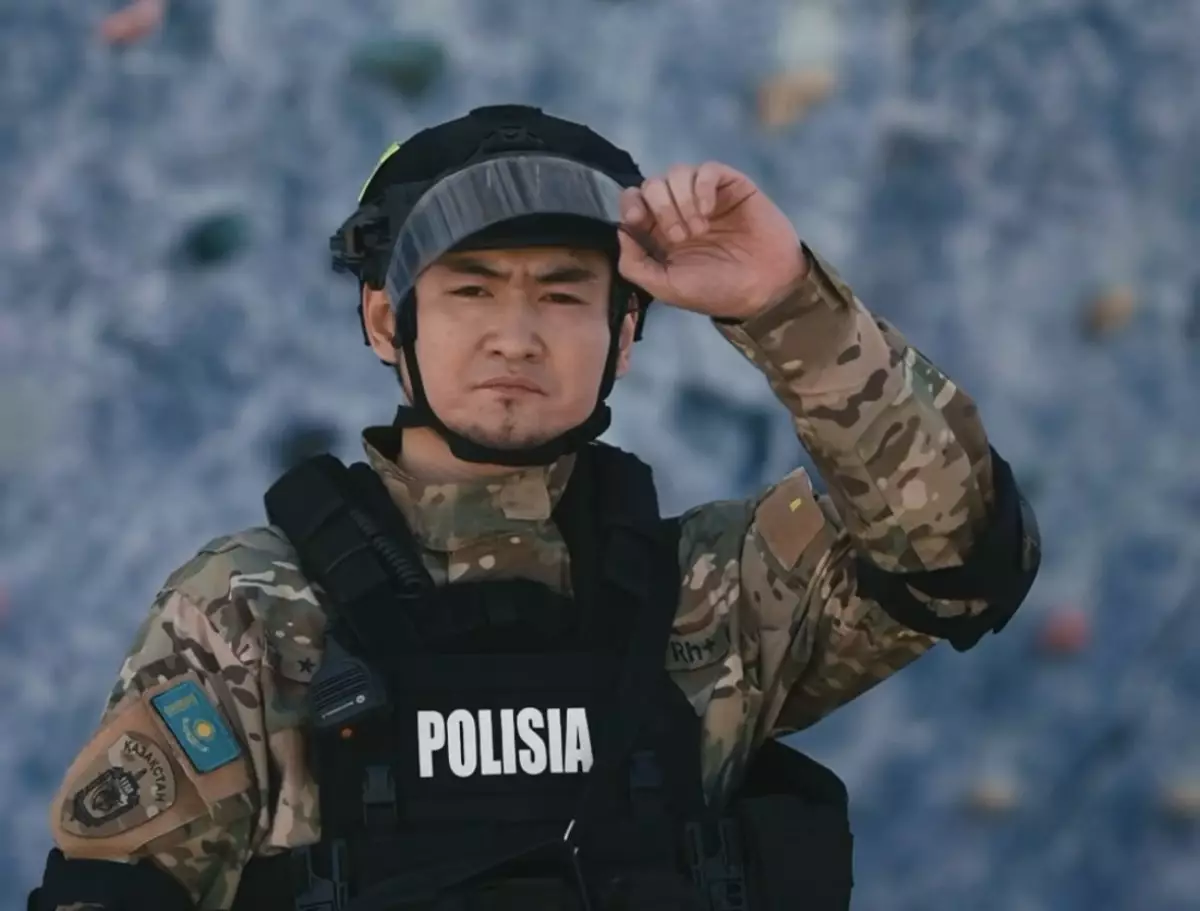 Есіртке мас күйде ұсталған: Төреғали полицейлер туралы клип түсірді (ВИДЕО)