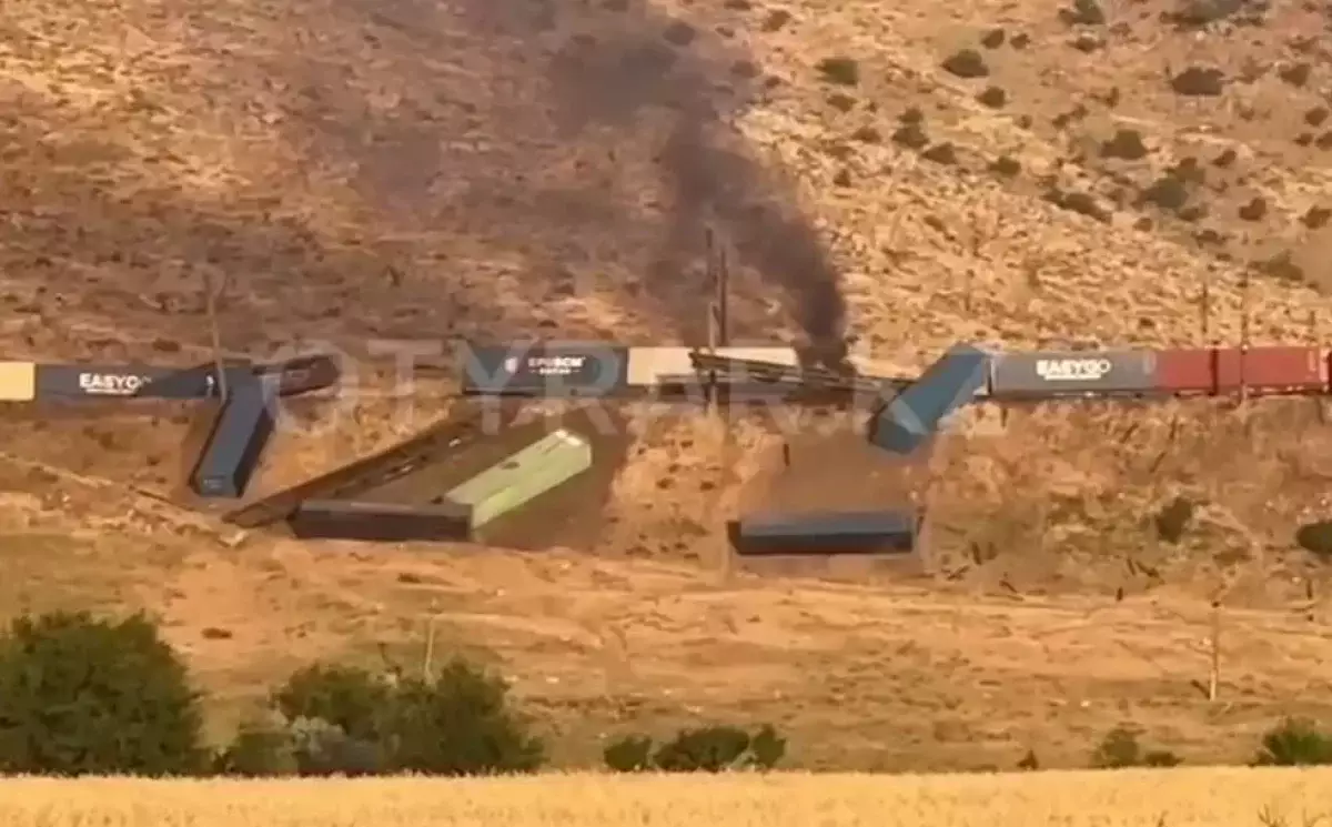 Восемь вагонов сошли с рельсов в Туркестанской области