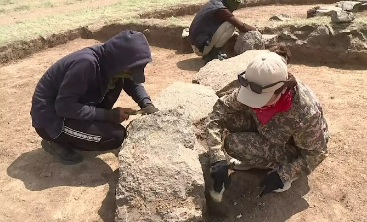 Кинжал эпохи саков нашли при раскопках в Карагандинской области