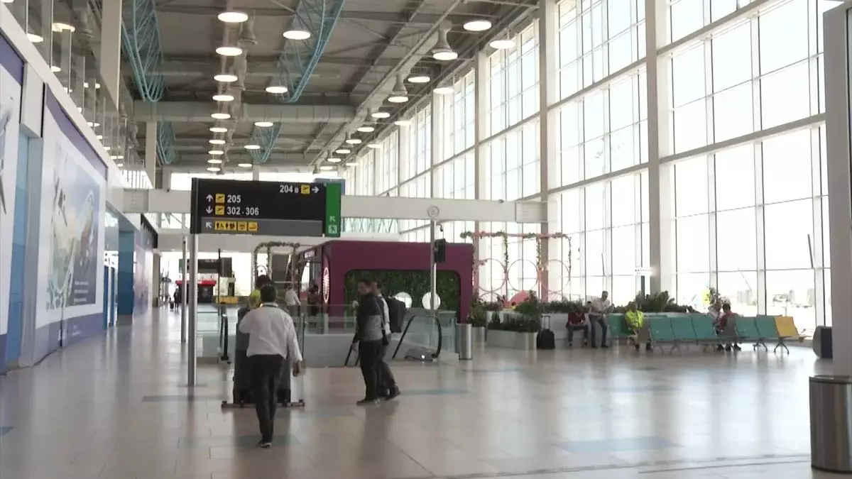 Трещины на стеклах, неисправности эскалаторов и лифтов объяснил президент аэропорта Алматы