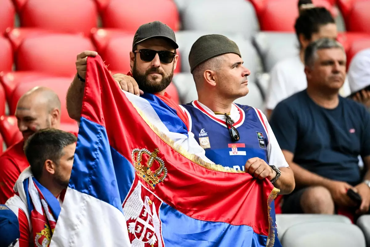 Российские фанаты с флагами пришли на матч Евро Сербии с Данией