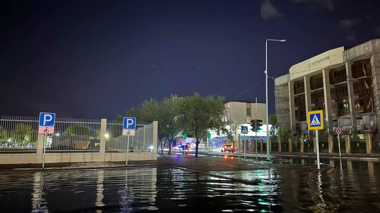 «Никогда не готовы»: в Атырау после дождя затопило улицы