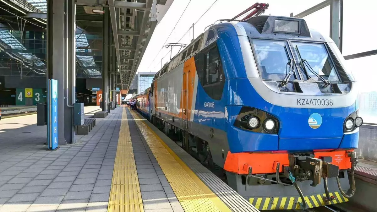 Десять поездов задерживаются из-за схода вагонов на юге Казахстана