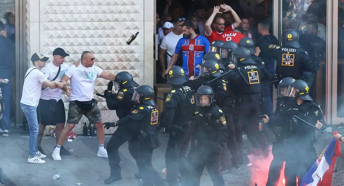 В Мюнхене — столкновение сербских фанатов с немецкой полицией. В ход пошел слезоточивый газ
