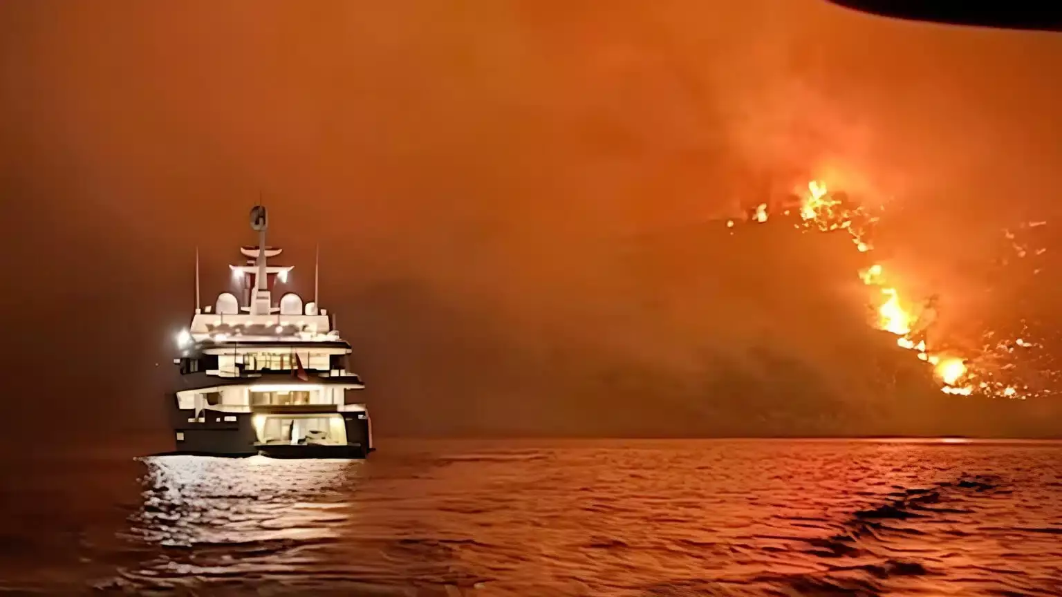 Пассажирами яхты, устроившими пожар на греческом острове, могли быть известные казахстанцы