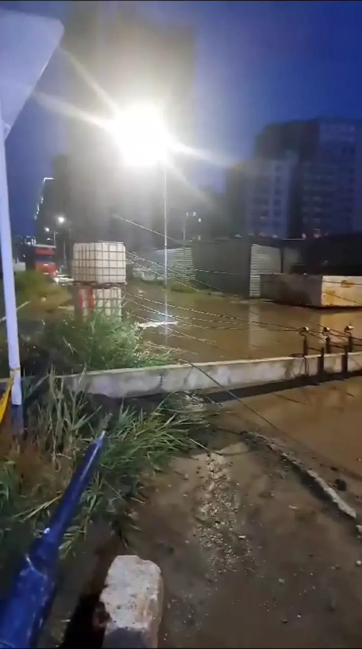 В Атырау ветер и дождь обрушили опоры линии электропередачи