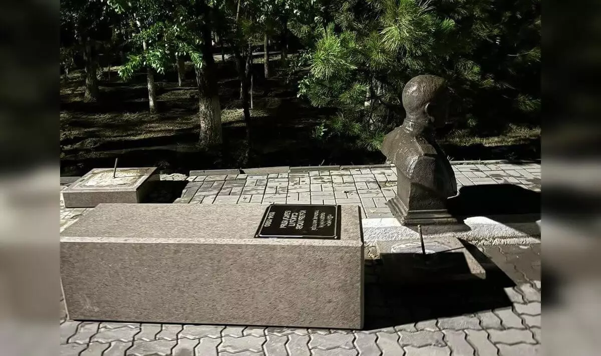 Семилетнюю девочку насмерть придавило памятником в Атырау