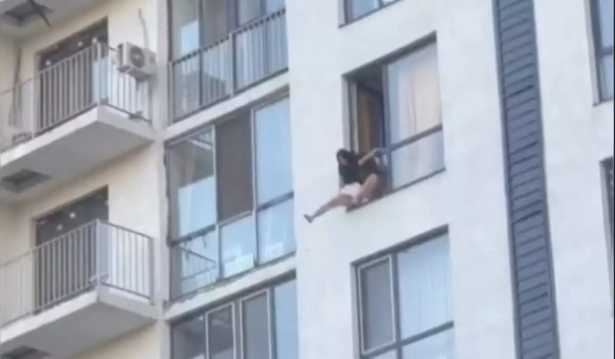 Девушка сорвалась вниз с седьмого этажа в Алматы (ВИДЕО)
