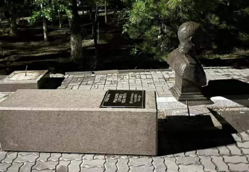 Семилетнего ребенка придавило памятником в Атырау