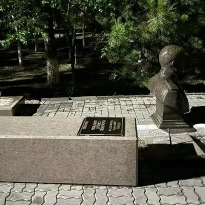 В Атырау памятник насмерть придавил 7-летнюю девочку