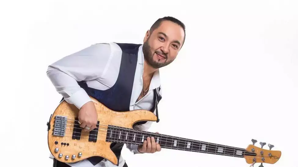 Air Astana потеряла гитару казахстанского музыканта Ерлана Кокеева