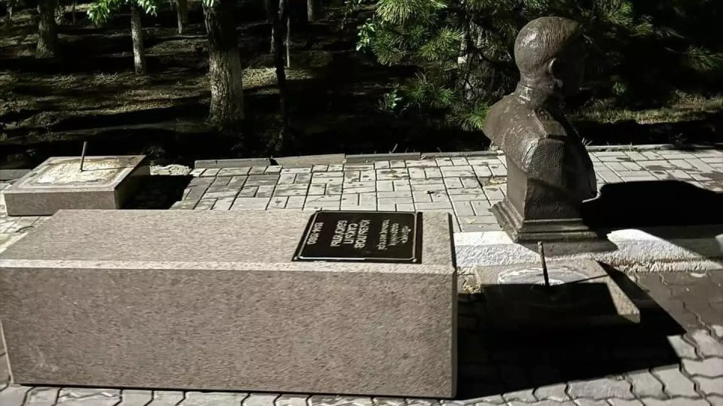 Семилетнюю девочку убило памятником в Атырау
