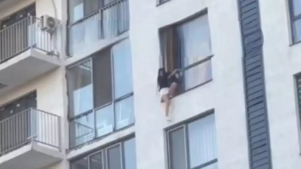 "Танцевала на окне": девушка упала с верхнего этажа дома в Алматы