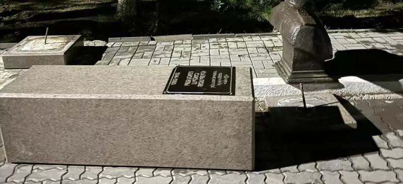 Семилетнюю девочку насмерть придавило памятником в Атырауской области