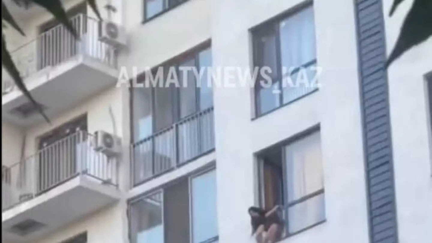 Танцевала на окне: видео последних минут жизни алматинки, которая упала и разбилась насмерть