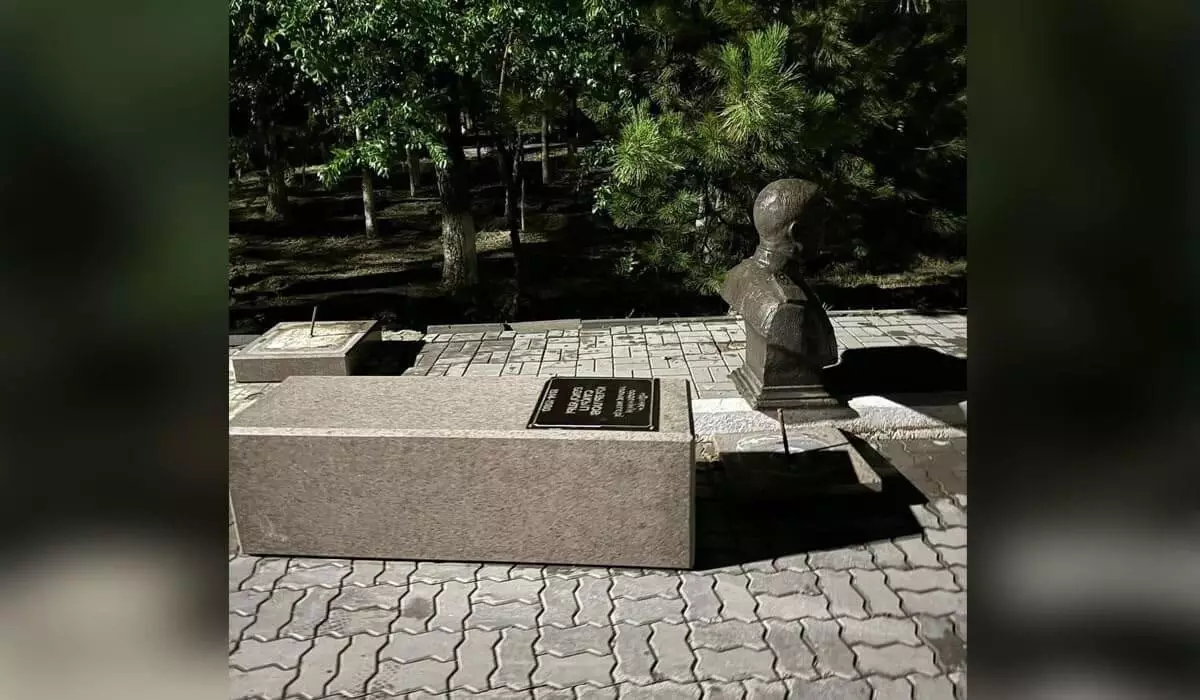 Придавило насмерть: памятник в Атырау упал на ребенка