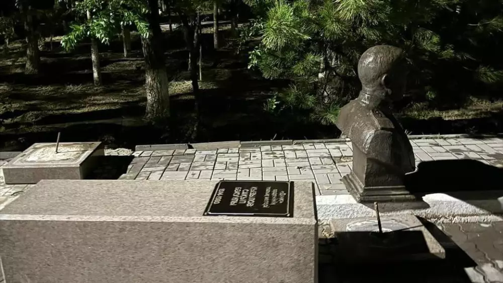 Памятник упал на ребенка в Атырау: трагедию прокомментировал аким