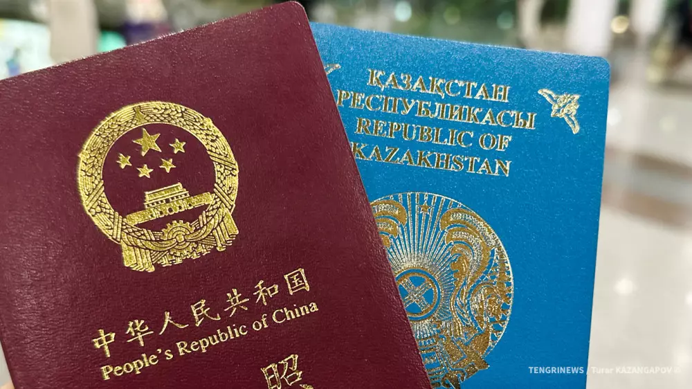 Значение цвета паспорта объяснила эксперт и подверглась критике