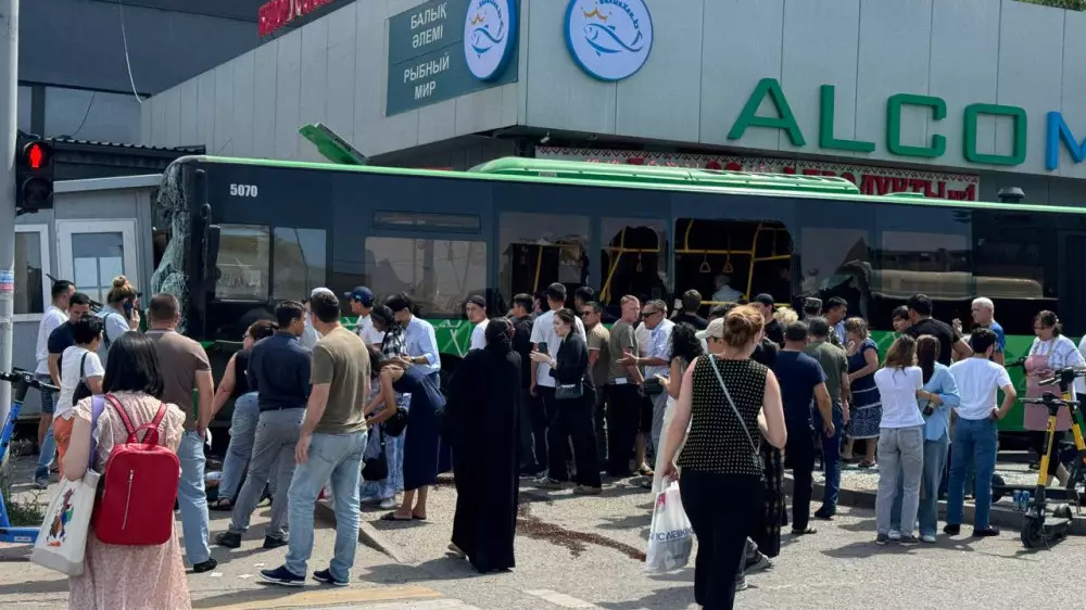 Автобус с пассажирами попал в серьезное ДТП в Алматы