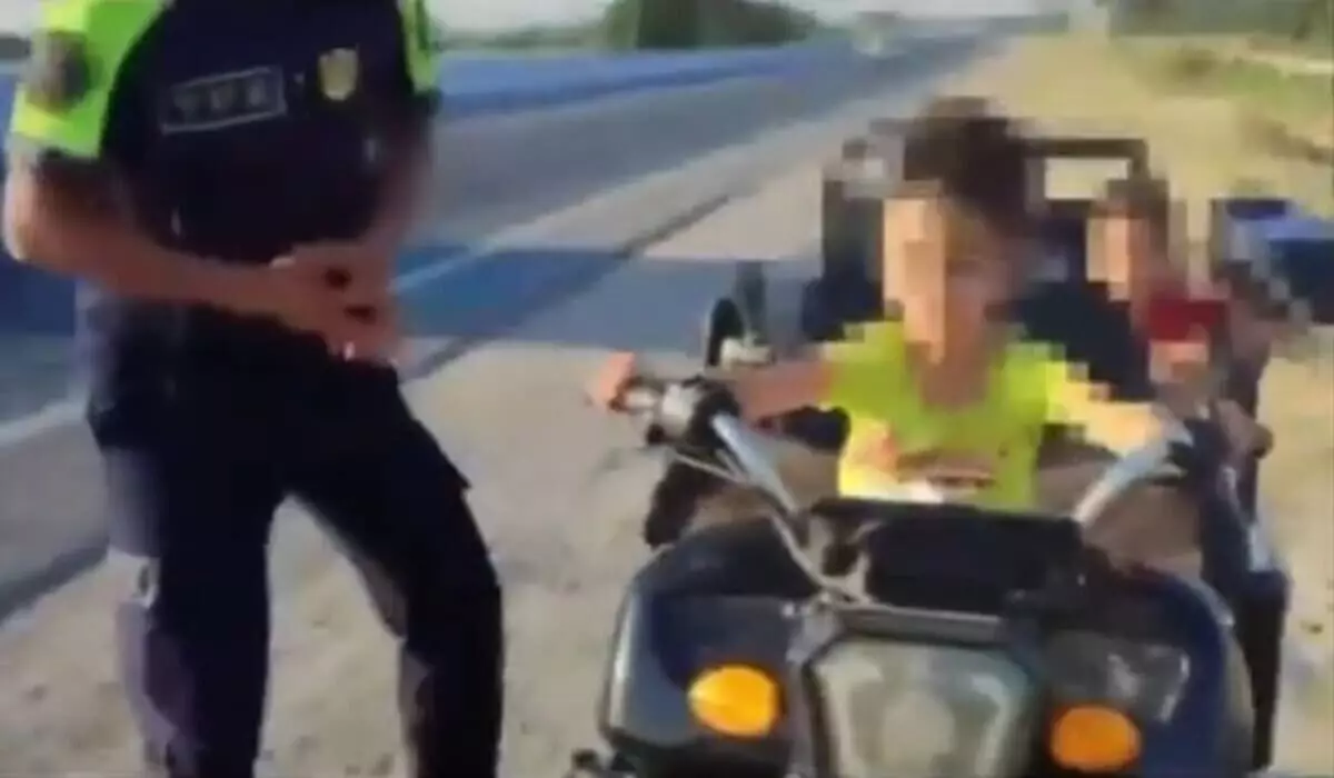 Семилетнюю девочку за рулем скутера остановили на автотрассе (ВИДЕО)