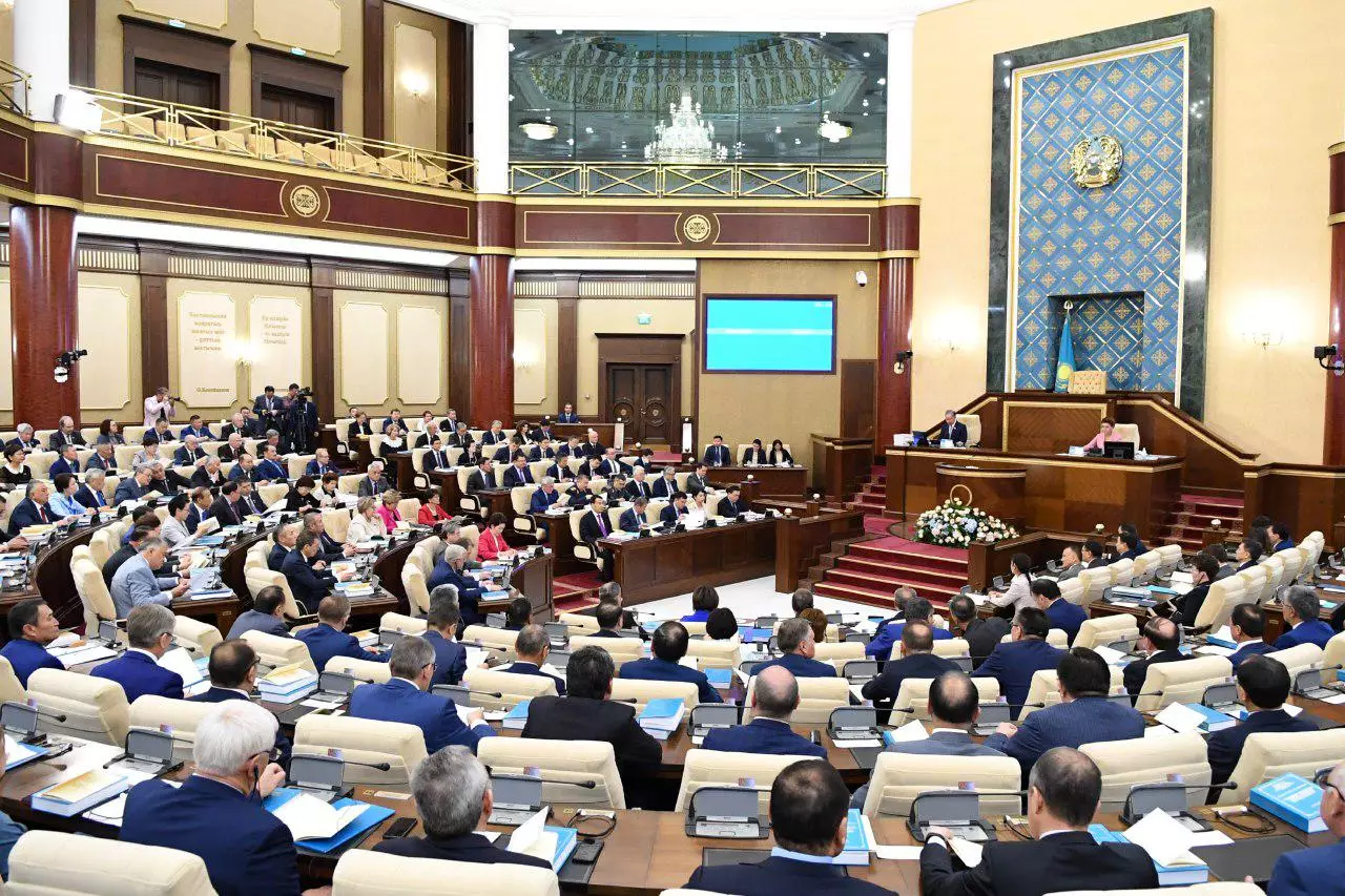 Кошанов в третий раз за месяц созвал совместное заседание палат парламента