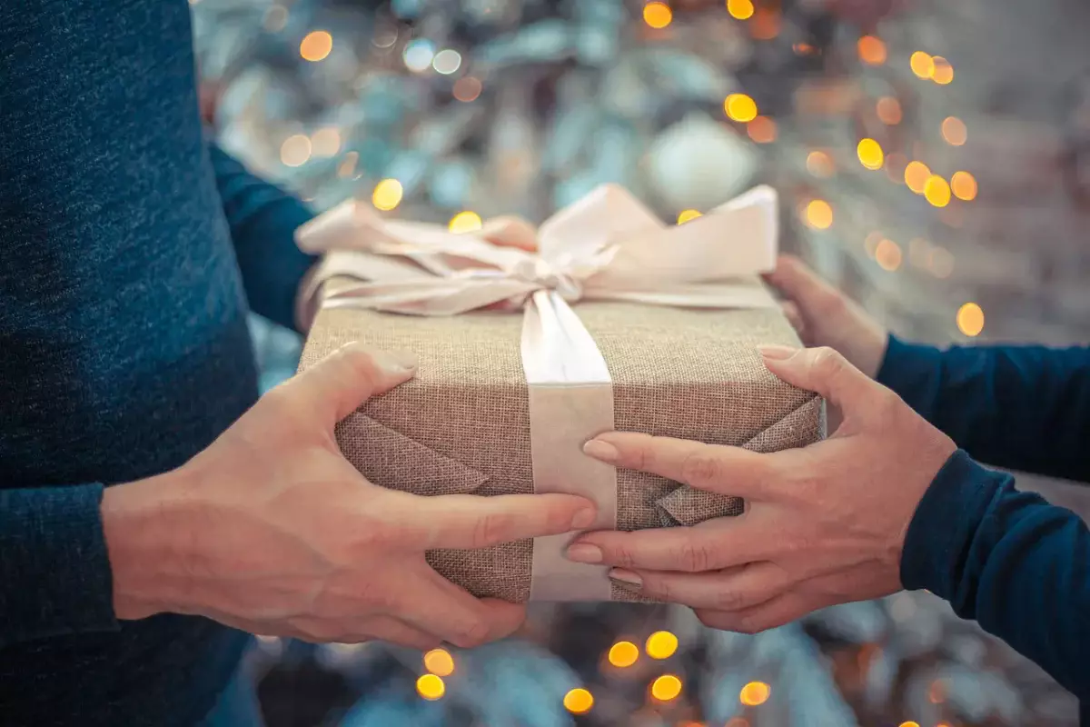 Нужно ли возвращать подарки после расставания – ответ адвоката